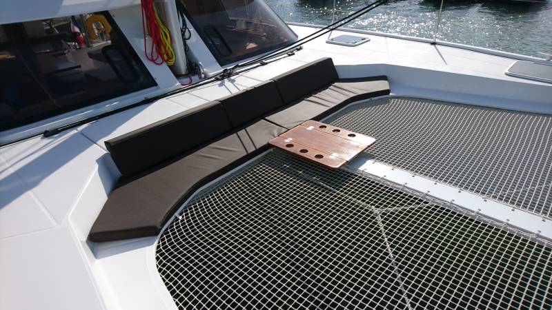 Espace détente sur un catamaran catabas