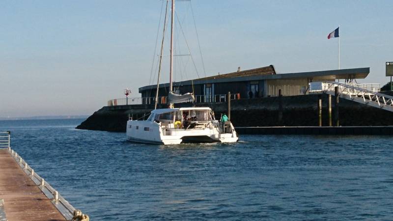 Manoeuvres de port en catamaran habitable chez catabas à Arcachon